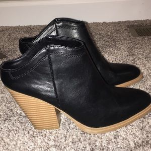 DV by Dolce Vita Black Close Toed Heels